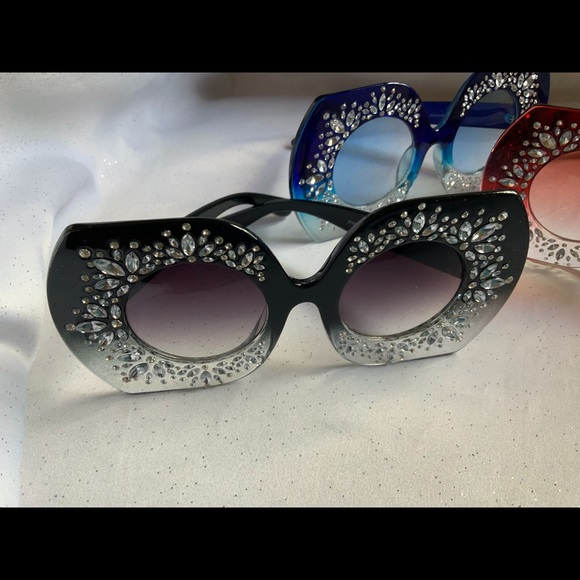 NWOT Women’s Retro Crystal OverSized Sunglasses - Picture 6 of 8